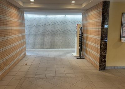 【ロビー】 | ソルグランデメイツ多摩境オレンジコート | ラウンジは、マンションの共用スペースに椅子やテーブルなどを配置した利用者が寛げる空間です。屋内型ラウンジと屋外型ラウンジがあります。共用部分の管理状況と合わせて、詳細については現地でご確認ください。