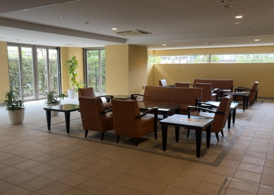 【ロビー】 | ソルグランデメイツ多摩境オレンジコート | ロビーというと、エントランスと何がちがうの？と思いますよね。実はロビーとエントランスには明確な決まりはありません。物件によっては、エントランスを入って広がるある程度の広さのある空間がロビーとなります。