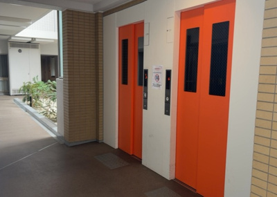 【その他共用部分】 | ソルグランデメイツ多摩境オレンジコート | 共有部分は、住民なら誰もが使える設備のこと。例えば駐車場やエレベーター、インターネット設備、セキュリティ設備などがあります。他にも、マンションの廊下・外部階段やエントランス・ゴミ置き場などがあります。