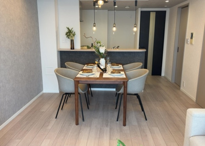 【ダイニング】 | ソルグランデメイツ多摩境オレンジコート | ダイニングは、食事や家族の団らんスペースとしてだけではなく、ほかの用途としても使用することができます。ダイニングテーブルを置き、食事のためのスペースを作ることでリビングとの差別化を図ることができます。