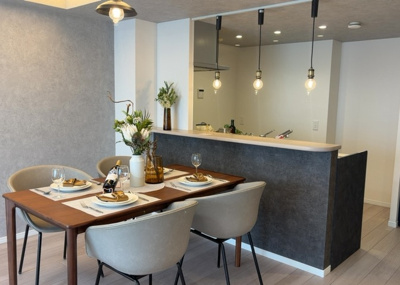 【キッチン】 | ソルグランデメイツ多摩境オレンジコート | L型アイランドタイプは、キッチンからダイニングにもリビングにも目が行き届くので、とても使いやすい配置です。L字型独立タイプは、キッチンを独立させてるためLDKというよりもLDといった様なイメージです。