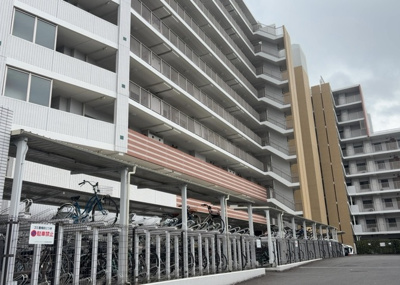 【構造・工法・仕様】 | ソルグランデメイツ多摩境オレンジコート | ＲＣ造、Reinforced Concreteは直訳すると補強されたコンクリートです。主に柱や梁・床・壁が鉄筋とコンクリートで構成おり、鉄筋を組んだ型枠にコンクリートを流し込んで固めたものを指します。