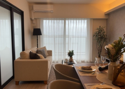 【居間・リビング】 | ソルグランデメイツ多摩境オレンジコート | リビングの間取りの種類は大きくわけてリビングとダイニングが別になっているタイプ、リビングダイニング一体型です。どちらも一長一短ですので、家を選ぶ時はその両面をチェックして決めるようにしましょう。