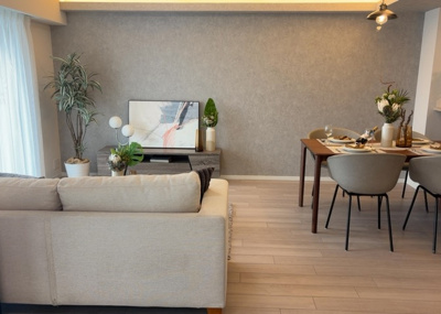 【居間・リビング】 | ソルグランデメイツ多摩境オレンジコート | 直線タイプはLとDKを一直線に並べた形で対面キッチンのタイプです。一般的なのでよく見かけるかもしれません。直線タイプに似た直接アイランドタイプは、キッチンとダイニングの間に壁がない分広く感じられます。