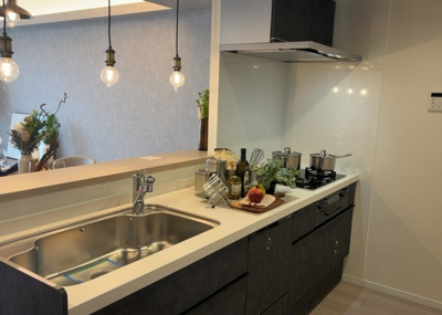 【キッチン】 | ソルグランデメイツ多摩境オレンジコート | 標準的なシステムキッチンの横幅は、165cm～300cm程度です。2100・2400・2550・2700などミリ単位で表記されます。普段どのように料理をするのかを想定しながら合ったサイズを選びましょう