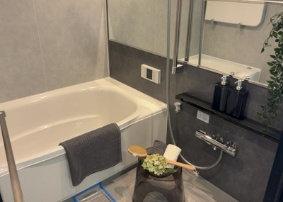 【浴室】 | ソルグランデメイツ多摩境オレンジコート | 入浴時の快適さも大事なことですが、綺麗な状態を維持できなければ気持ちよく入浴できません。毎日の掃除が楽という点は大事なポイントになります！カビが生えにくく掃除がしやすい、壁や浴槽を選ぶといいでしょう。