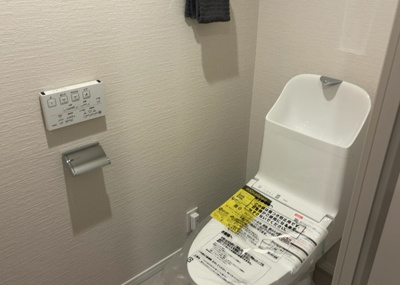 【トイレ】 | ソルグランデメイツ多摩境オレンジコート | トイレは大きさや形、機能、抗菌性などが異なる多種多彩なタイプが各メーカーから出ています。それぞれに良さがあるため、事前にどういったタイプのトイレがいいのかをご家庭内で決めて、内見に行くといいでしょう。