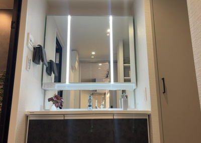 【独立洗面台】 | ソルグランデメイツ多摩境オレンジコート | 洗面化粧台では顔を洗ったり、身だしなみを整えることが本来の使い方ですが、用途によっては洗面化粧台に求められる機能が違ってくるため、ご自身や家族のライフスタイルに合ったものを選ぶことをおすすめ致します。