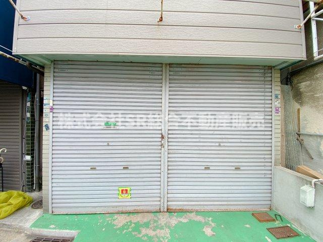 玉串町東3丁目中古戸建の玄関|店舗兼住宅の需要も高く、入口にはシャッター有♪