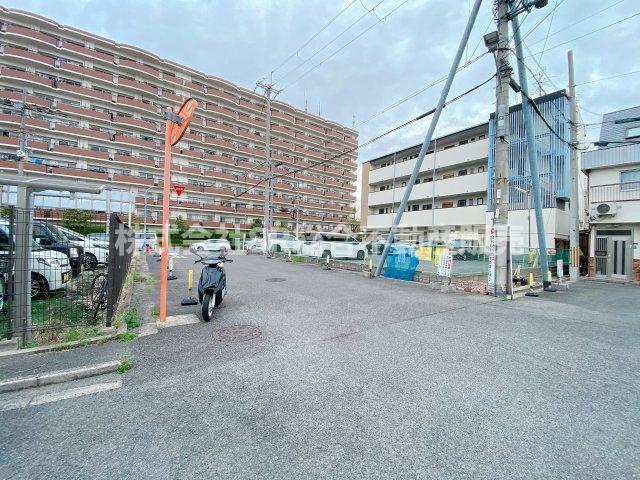 玉串町東3丁目中古戸建の前面道路含む現地写真|リフォームローンも合わせて住宅ローンに組み込む事ができます！
まずは、ご相談下さいませ！