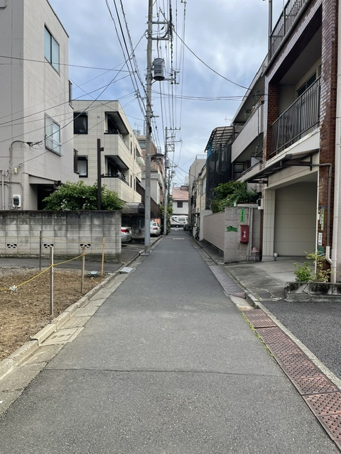 江東区亀戸3丁目　建築条件付き売地の前面道路含む現地写真