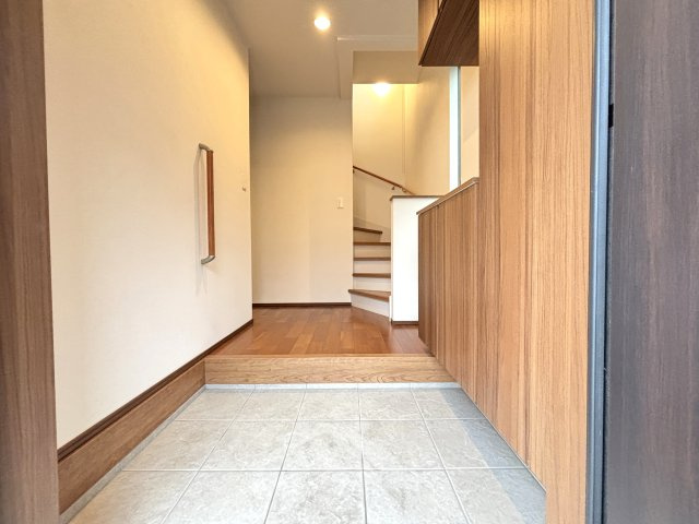 【玄関】 | 板橋区赤塚２丁目　中古戸建て | ＜2階1LDK＞人々を出迎える玄関は爽やかな清潔感を重視