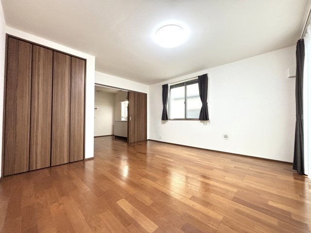 【洋室】 | 板橋区赤塚２丁目　中古戸建て | ＜1階2DK＞DK横の約10帖の洋室。戸を開けLDKとしても