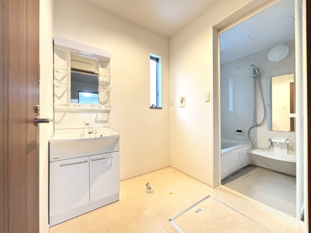 【洗面所】 | 板橋区赤塚２丁目　中古戸建て | ＜1階2DK＞スムーズに朝の身支度を！忙しい朝も快適に