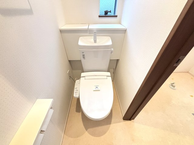 【トイレ】 | 板橋区赤塚２丁目　中古戸建て | ＜1階2DK＞落ち着いた空間で快適に使える清潔感あるトイレ
