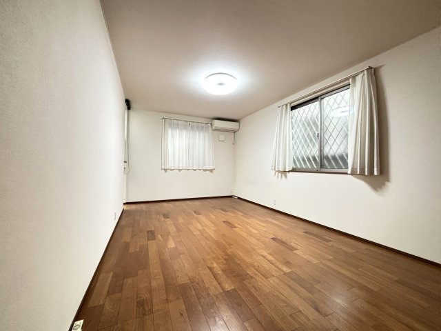 【洋室】 | 板橋区赤塚２丁目　中古戸建て | ＜1階2DK＞明るく落ち着いた空間で快適に過ごせる洋室です