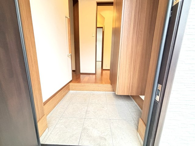 【玄関】 | 板橋区赤塚２丁目　中古戸建て | ＜1階2DK＞すっきり整う収納付きで使いやすい玄関空間です