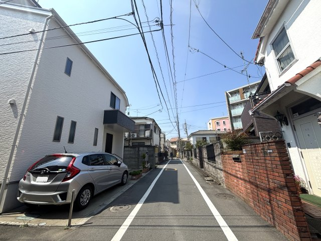 【前面道路含む現地写真】 | 板橋区赤塚２丁目　中古戸建て | 落ち着いた住宅街の一角、穏やかな街並みが広がります