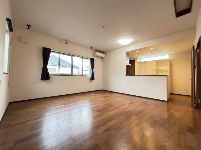 【居間・リビング】 | 板橋区赤塚２丁目　中古戸建て | ＜2階1LDK＞室内には豊かな陽光が注ぎ込み、爽やかな住空間