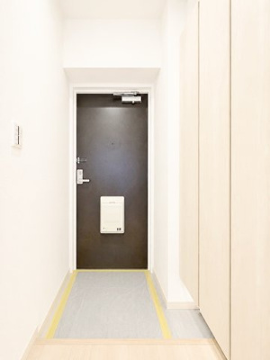 【玄関】 | ニックハイム新横浜 | ◆明るい玄関です！散らかりやすい玄関もスッキリする大容量のシューズボックス付き。
