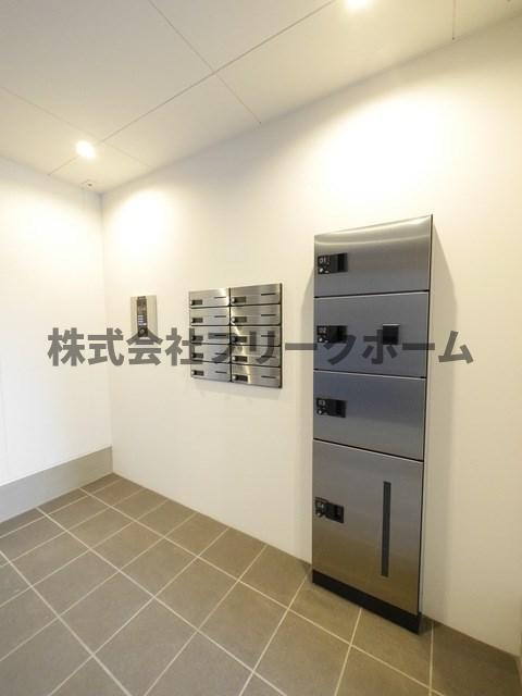 武蔵野市緑町１丁目の賃貸マンションのエントランス