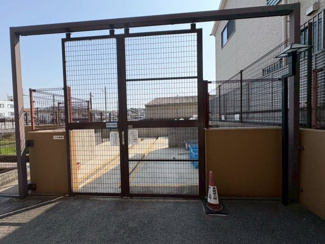 【その他】 | ライオンズマンション和泉上町 | 敷地内に専用のゴミステーションがあります。いつも清潔に保たれています。