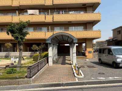 【エントランス】 | ライオンズマンション和泉上町 | スッキリとしたエントランスにタイル張りの重厚な外観です。