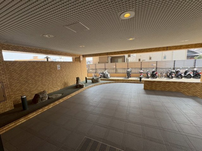 【エントランス】 | ライオンズマンション和泉上町 | ライオンズマンションの高級感が感じられるエントランスをぜひ体感してください。 