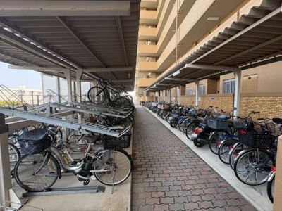 【駐輪場】 | ライオンズマンション和泉上町 | 駐輪場は屋根付きで荷物の多い日も安心、自転車も濡れにくく嬉しい仕様になっています。