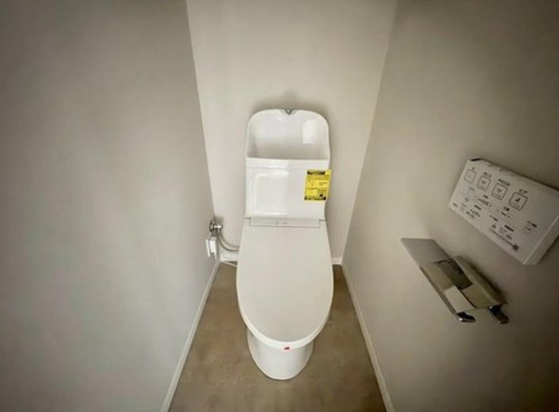 【トイレ】 | サニーコート滝野川 | 白を基調とした清潔感があるトイレ。温水洗浄便座付きです。