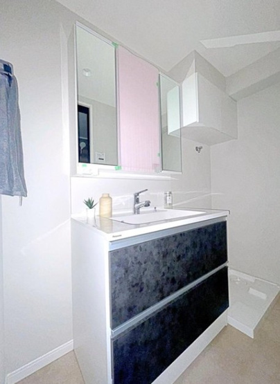 【独立洗面台】 | サニーコート滝野川 | 身だしなみチェックや歯磨きなど、朝の慌ただしい時間でも余裕とゆとりを感じられる。