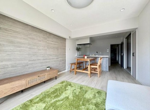 【居間・リビング】 | サニーコート滝野川 | 爽やかな通風と採光を存分に感じる事が出来る、開放感あふれる住空間。