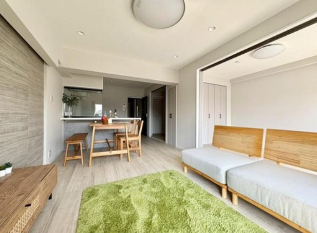 【居間・リビング】 | サニーコート滝野川 | 居心地のいい暮らしには欠かせない眩い採光。ゆったりとした幅の窓からこの空間に降り注ぐ採光が絶えません。