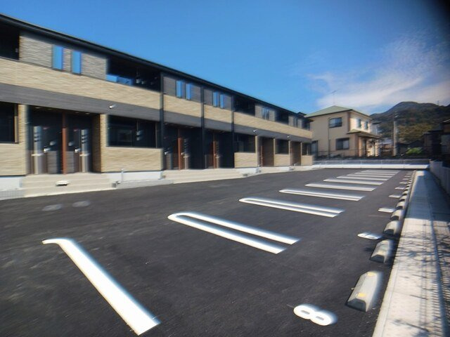 エレガンシアの駐車場