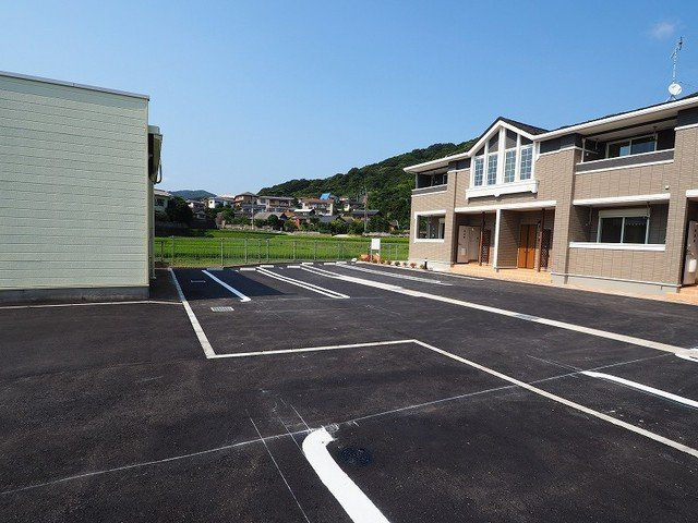 メーシャインの駐車場