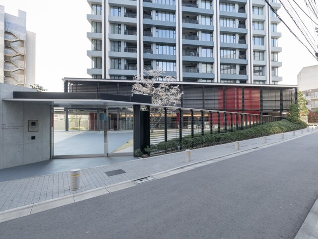 グランドミレーニアのエントランス|山手線「池袋」駅徒歩８分！ペット飼育可能な平成２７年築の大規模マンション、グランドミレーニアは即日現地案内可能となっておりますので、お気軽にお問い合わせください！