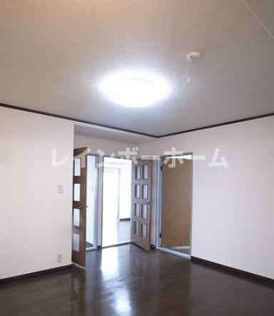 特典：仲介手数料が無料です!!の居間・リビング