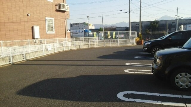 クレストール葛原の駐車場