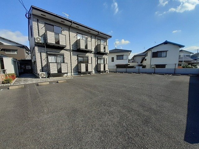 シャトー長尾の駐車場