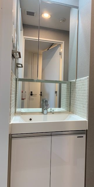 ステージファースト経堂アジールコートの洗面所|明るい洗面所です