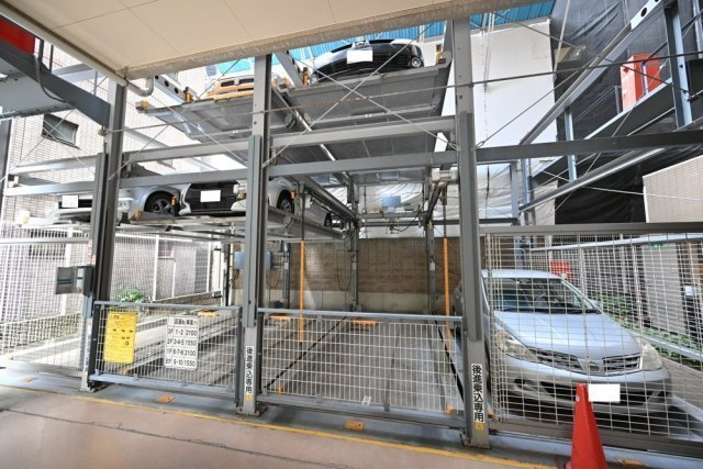 パレステュディオ渋谷本町の駐車場|車をお持ちの方に嬉しい駐車場付きの物件です