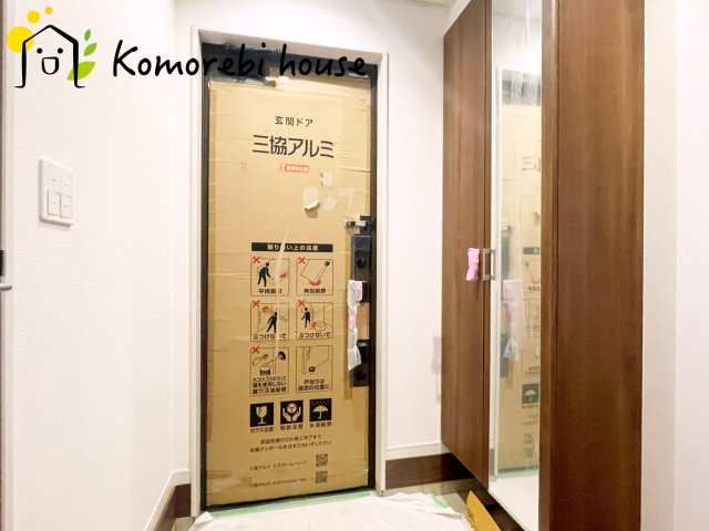 さいたま市北区日進町2丁目　新築一戸建て　グランパティオ　01の玄関|収納もある玄関です
