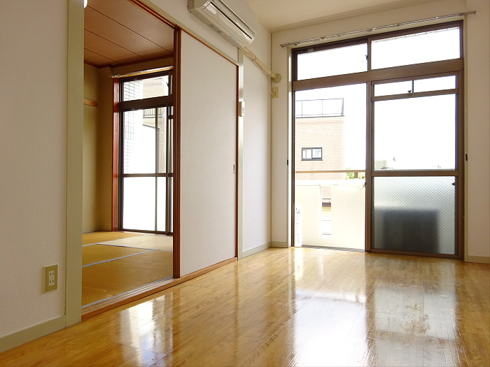 ハイツ柳田の寝室|広くて明るい寝室