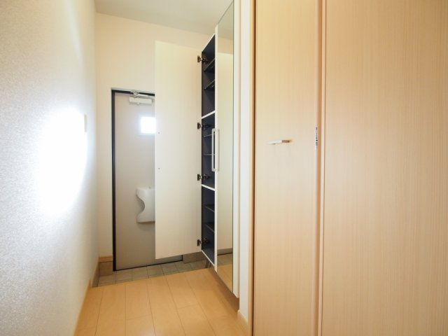 直方市大字頓野のアパートの玄関