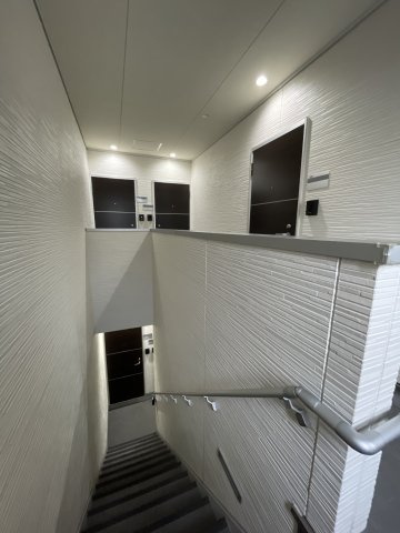 GRANDTIC 宝塚のその他共用部分|明るい色調の室内です