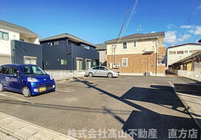 直方市神正町のアパートの駐車場