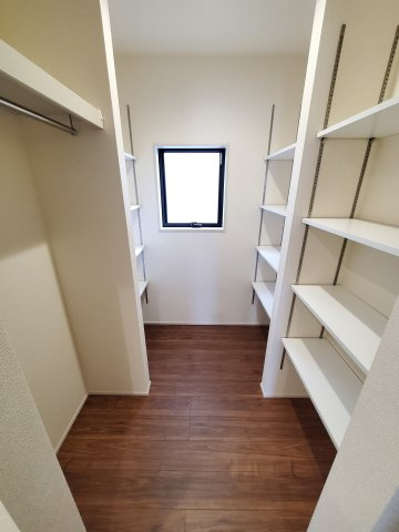 八潮市　大曽根　新築戸建　全1棟の収納|広いパントリーがあれば、買い溜めした食材、増えた調理器具なども、たっぷり収納していただけます