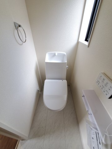 八潮市　大曽根　新築戸建　全1棟のトイレ|小窓をつけて明るさをプラス！温水洗浄便座付きです