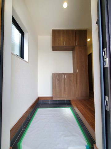 八潮市　大曽根　新築戸建　全1棟の玄関|収納もある玄関です