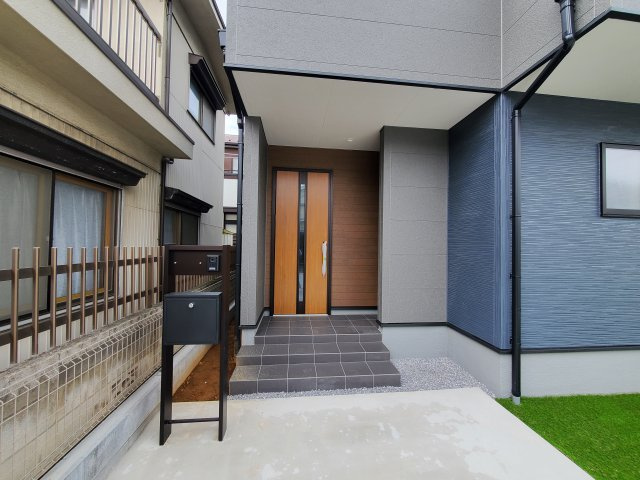 八潮市　大曽根　新築戸建　全1棟の玄関|明るい玄関です